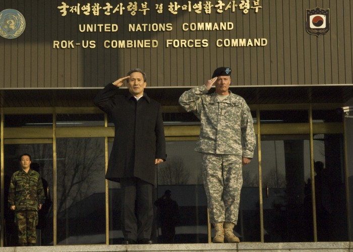 Bộ trưởng Quốc phòng Hàn Quốc Kim Kwan-jin (trái) thăm Bộ Tư lệnh Lực lượng hỗn hợp Mỹ - Hàn Quốc
